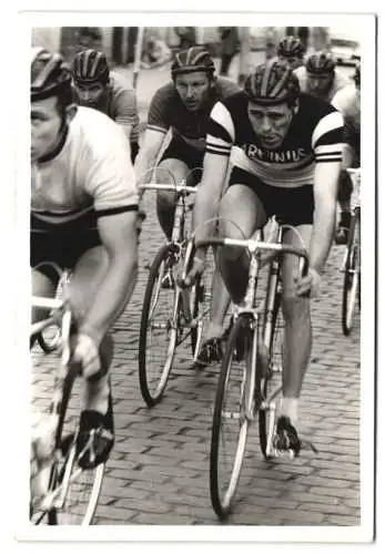 Fotografie Fahrrad-Rennen, Radrennfahrer im Team Arminius fährt mitten im Hauptfeld, Velo, Bicycle, Bike