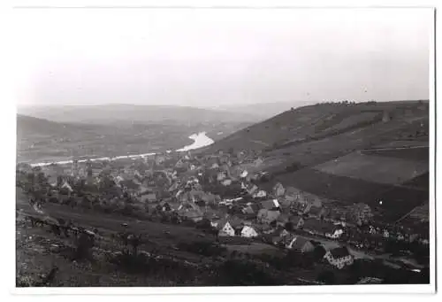 Fotografie unbekannter Fotograf, Ansicht Randersacker, Panorama der Ortschaft mit Flusslauf