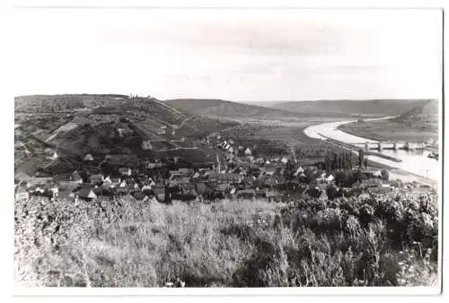 Fotografie unbekannter Fotograf, Ansicht Randersacker, Ortsansicht mit Flusslauf und Brücke