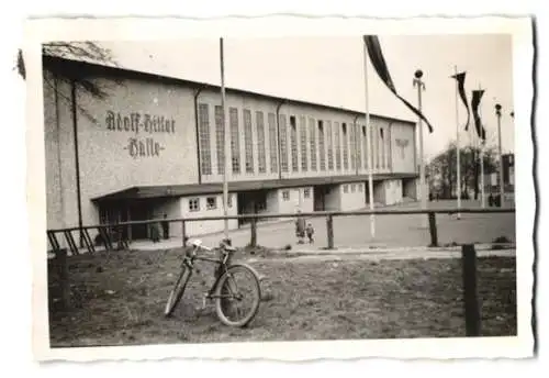 Fotografie unbekannter Fotograf, Ansicht Hof / Saale, Halle mit Vorplatz und n