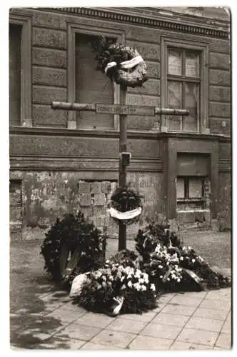 Fotografie unbekannter Fotograf, Ansicht Berlin, Bernauer Strasse, Denkmal für den Mauertoten Bernd Lünser