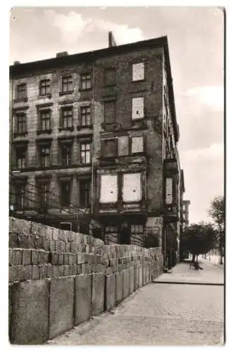 Fotografie unbekannter Fotograf, Ansicht Berlin, Bernauer Strasse, Mauer / Zonengrenze, Wohnhaus mit vermauerten Fenstern