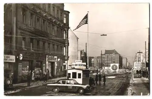 Fotografie unbekannter Fotograf, Ansicht Berlin, Friedrichstrasse, Zonengrenze, Übergang am Checkpoint Charlie