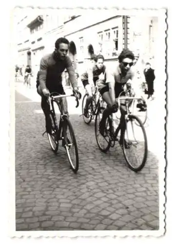 Fotografie Fahrrad-Rennen, Radrennfahrer in einem Strassenrennen, Velo, Bicycle, Bike