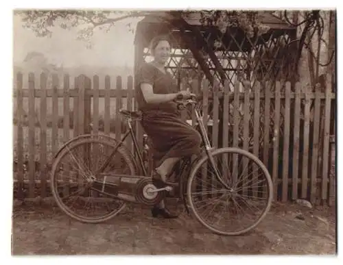 Fotografie Hausfrau fährt mit Fahrrad, Velo, Bike, Bicycle