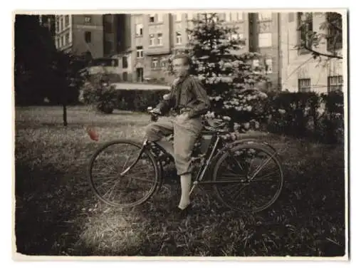 Fotografie stolzer Bursche mit seinem Fahrrad, Velo, Bike, Bicycle