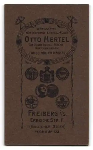 Fotografie Otto Hertel, Freiberg i. S., Erbische Strasse 11, Mädchen stehend und auf Stuhl sitzend