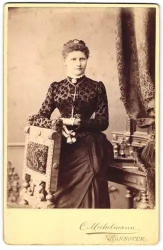 Fotografie C. Michelmann, Hannover, Georgstrasse 1, elegante Dame trägt gemusterte Bluse & Halskette mit Kreuzanhänger