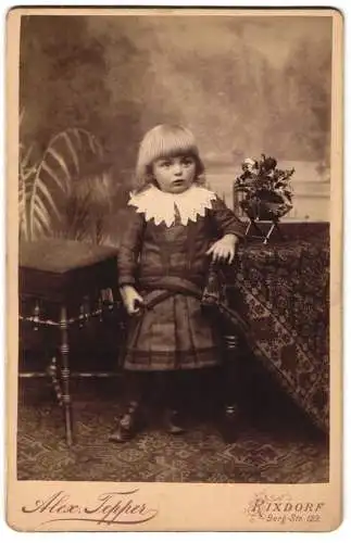 Fotografie Alexander Tepper, Rixdorf, Bergstrasse 123, Mädchen im Kleid mit Spitzen-Kragen