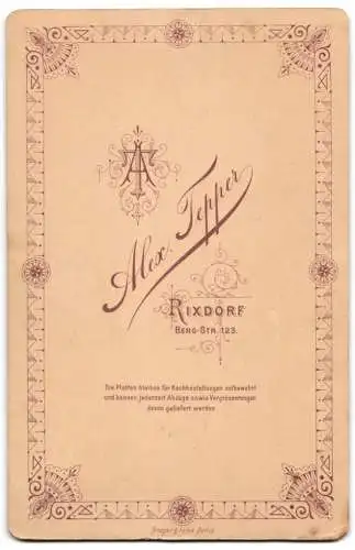 Fotografie Alexander Tepper, Rixdorf, Bergstrasse 123, Mädchen im Kleid mit Spitzen-Kragen