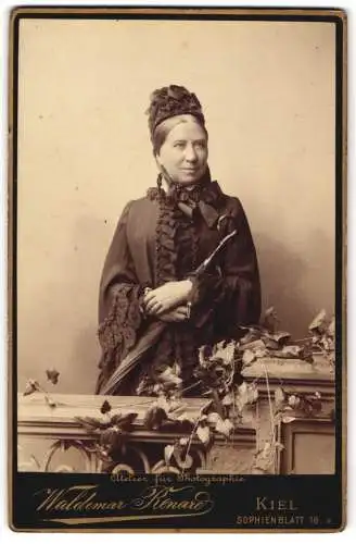 Fotografie Waldemar Renare, Kiel, Sophienblatt 18, Edeldame mit Schirm & Haube