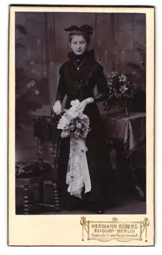 Fotografie Hermann Böbers, Rixdorf, Saalestr. 1, hübsches Mädchen mit Blumenstrauss & Bibel nach der Konfirmation