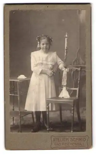 Fotografie Atelier Schmid, Bad Reichenhall, Mädchen mit Kerze und Bibel nach der Konfirmation