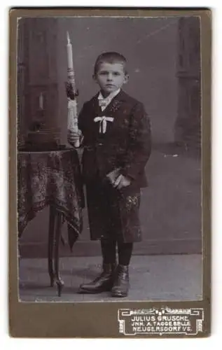 Fotografie Julius Grusche, Neugersdorf i. S., Knabe mit Kerze & Bibel nach der Konfirmation