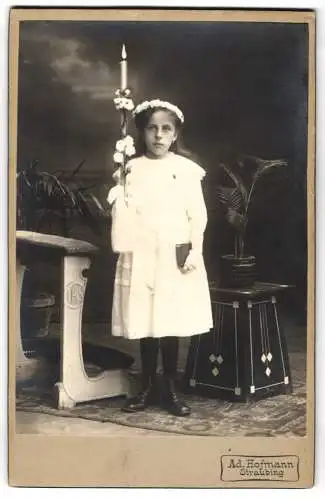 Fotografie Ad. Hofmann, Straubing, Frieda Leonhard mit Kerze & Bibel im weissen Kleid zur Konfirmation