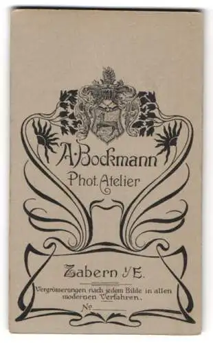 Fotografie A. Bockmann, Zabern i. E., Wappen mit Ritterhelm & floraler Jugendstil-Verzierung, Rückseitig Portrait