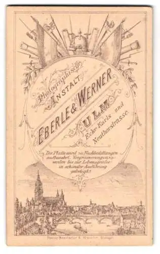 Fotografie Eberle & Werner, Ulm, Neuthorstrasse Ecke Karlsstrasse, Pickelhaube & Waffen über Stadt-Panorama