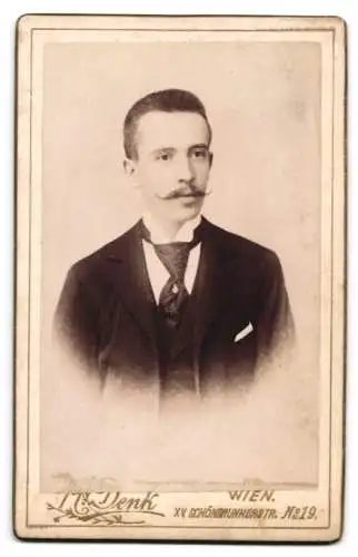 Fotografie R. Denk, Wien, Schönbrunnerstr. 19, Wappen mit Greif und Blumenverzierung, Rückseitig Portrait