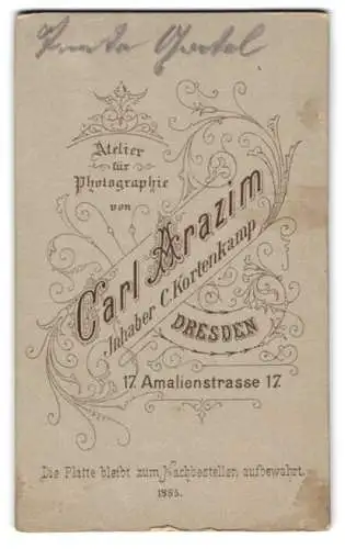 Fotografie Carl Arazim, Dresden, Amalienstrasse 17, Ornament-Verzierungen, Rückseitig Portrait