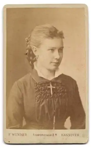 Fotografie F. Wunder, Hannover, Friedrichstrasse 8a, Foto-Atelier Innenansicht, Rückseitig Portrait