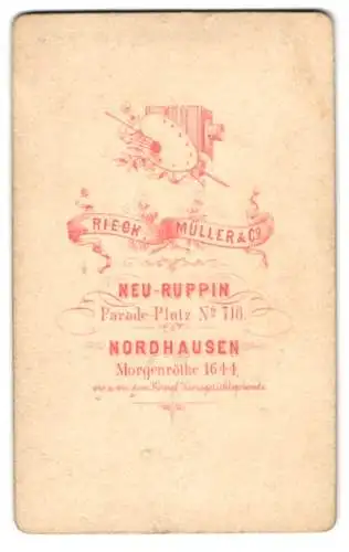 Fotografie Rieck - Müller & Co., Neuruppin, Paradeplatz 718, Fotoapparat & Mischpalette, Rückseitig Portrait