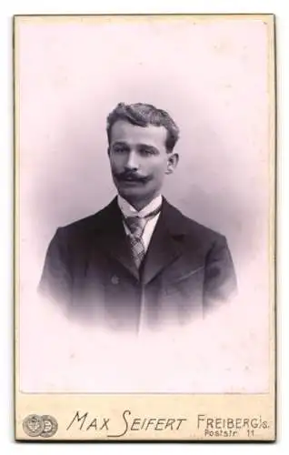 Fotografie Max Seifert, Freiberg i. S., Poststr. 11, blühende Blume & Messe-Medaille, Rückseitig Portrait