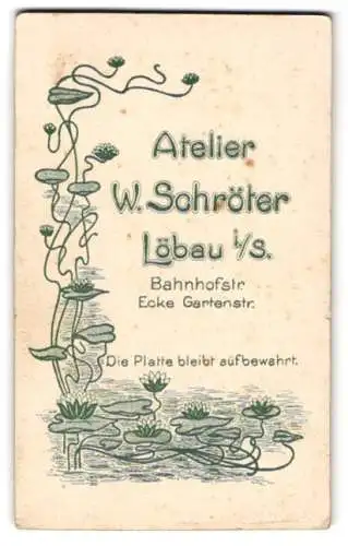 Fotografie W. Schröter, Löbau i. S., Bahnhofstrasse, Seerosenblätter & Blüten, Rückseitig Portrait