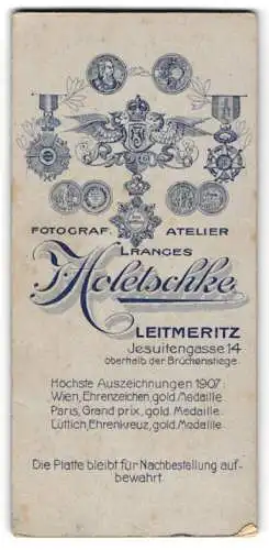 Fotografie Atelier Holetschke, Leitmeritz, Jesuitengasse 14, Wappen, Orden, Messe-Medaillen, Rückseitig Portrait