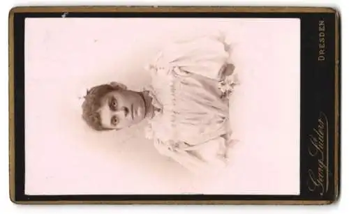 Fotografie Georg Lüders, Dresden, Bautzenerstr. 81, Ornamente & florale Verzierungen, Rückseitig Portrait