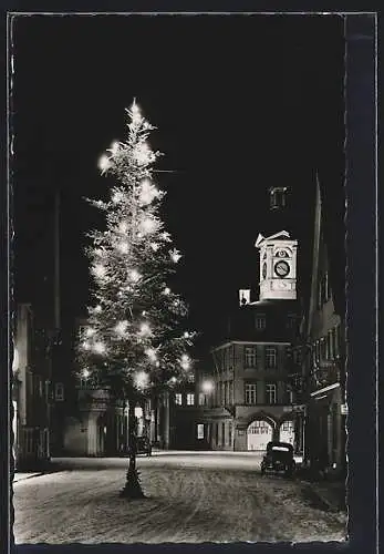 AK Aalen /Württ., Nächtliche Strassenpartie mit Weihnachtsbaum und Bäckerei Widmann