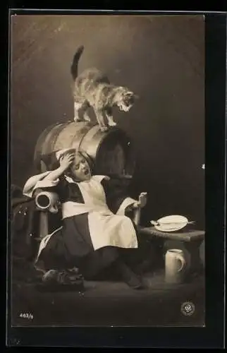 AK Münchner Kindl am Fass mit Katze
