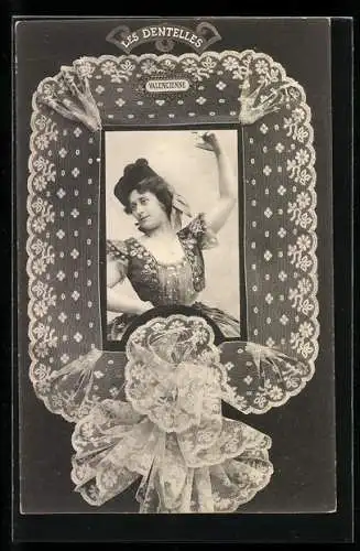 AK Tanzende Frau präsentiert das Handwerk der Spitzenklöppelei