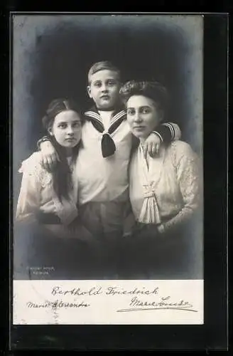 AK Berthold Friedrich, Marie Alexandra und Marie Louise von Baden im Portrait, er in Matrosenkleidung