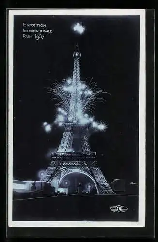 AK Paris, La Tour Eiffel, Eiffelturm mit Feuerwerk