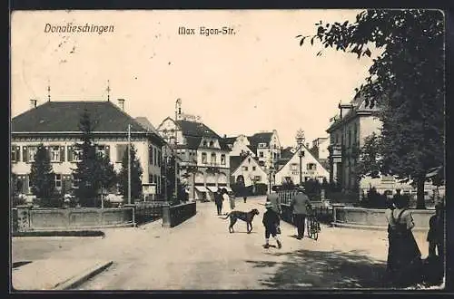 AK Donaueschingen, Max Egon-Strasse mit Brücke und Gasthaus