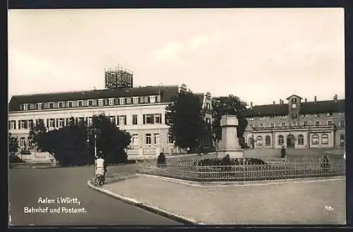 AK Aalen i. Württ., Bahnhof und Postamt mit Denkmal