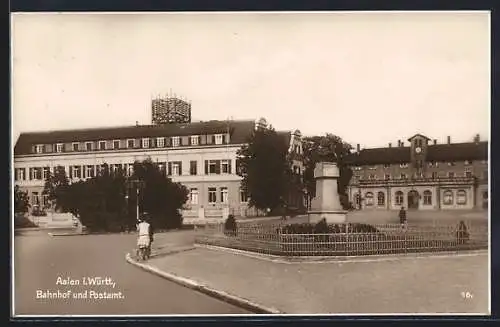 AK Aalen i. Württ., Bahnhof und Postamt mit Denkmal