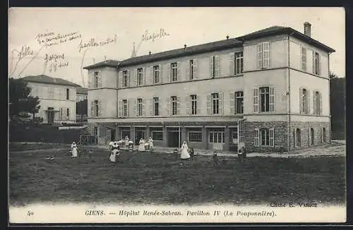 AK Giens, Hôpital Renée-Sabran, pavillon IV, la Pouponnière, soeurs et enfants sur la pelouse