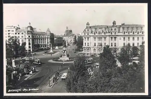 AK Bukarest, Strassenbahnen am Denkaml auf dem Boulevard Bratianu