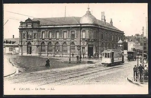 AK Calais, La Poste, Strassenbahn passiert das Postamt