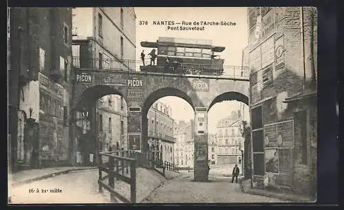 AK Nantes, Rue de l`Arche-Sèche & Pont Sauvetout, Strassenbahn