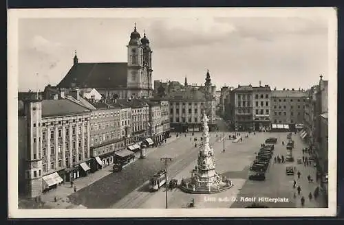 AK Linz a. d. D., Platz mit Geschäften und Denkmal, Strassenbahn