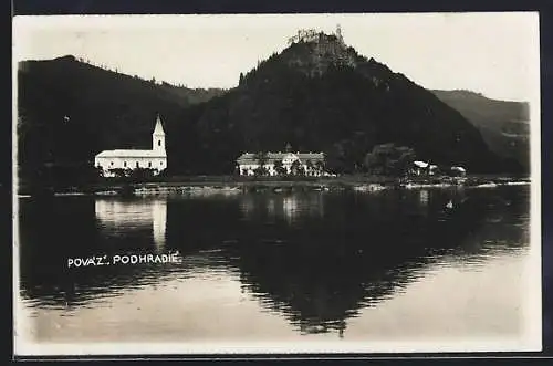 AK Pova`z Podhradie, Panorama mit Kirche