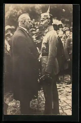 AK Kronprinz Wilhelm von Preussen in Uniform im Gespräch