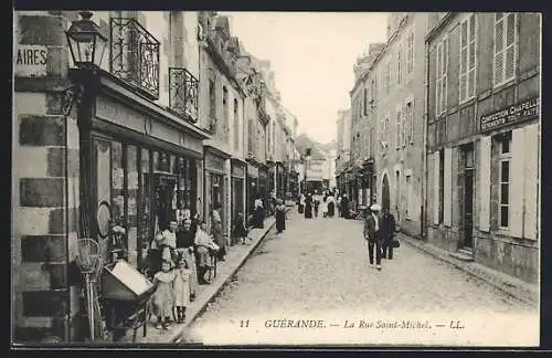 AK Guérande, La Rue Saint-Michel animée avec des passants et commerces