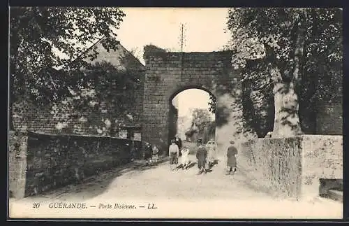 AK Guérande, Porte Bizienne avec des passants