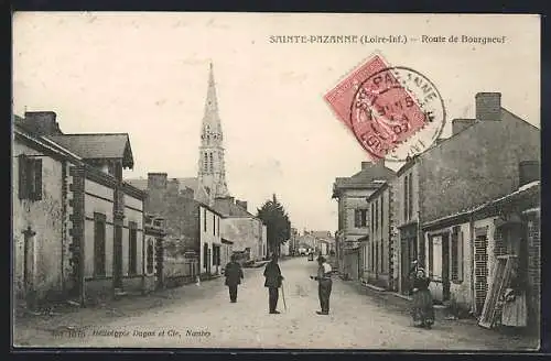 AK Sainte-Pazanne, Route de Bourgneuf avec église et passants