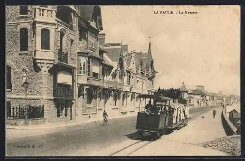 AK La Baule, La Navette devant les élégantes maisons de la rue principale