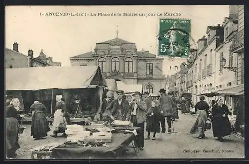 AK Ancenis, La Place de la Mairie un jour de Marché