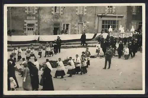 AK La Haie-Fouassière, Défilé traditionnel avec enfants en costumes devant la mairie